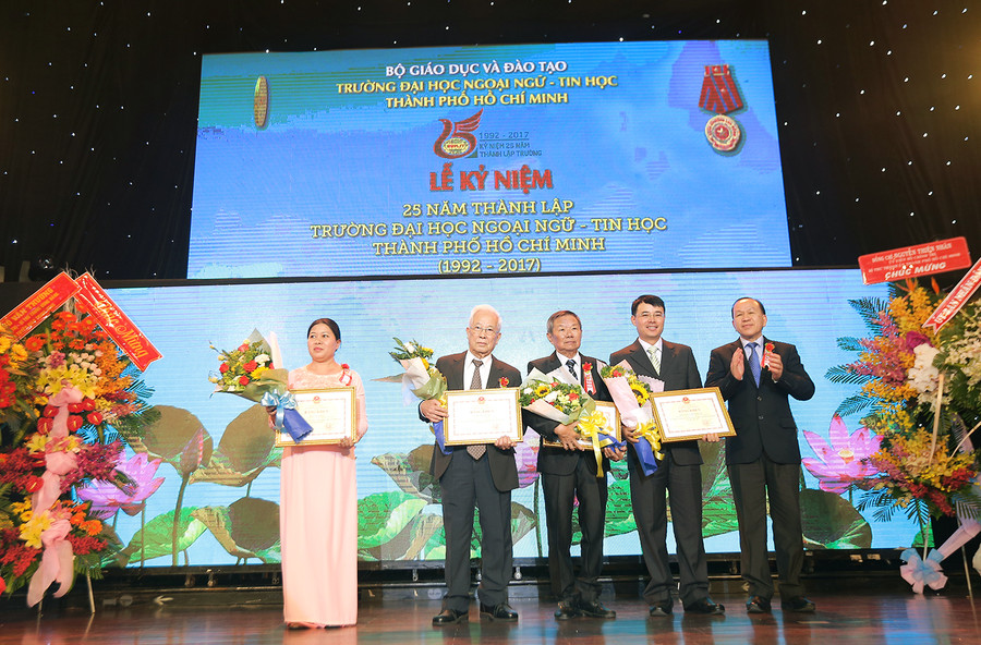 TS Hà Hữu Phúc trao bằng khen của Bộ trưởng Bộ GD&ĐT cho các các nhân và tập thể của trường TS Hà Hữu Phúc trao bằng khen của Bộ trưởng Bộ GD&ĐT cho các các nhân và tập thể của trường