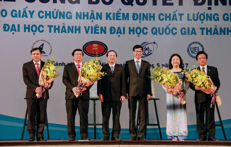 Một số trường thành viên ĐHQG-HCM nhận Giấy chứng nhận kiểm định chất lượng