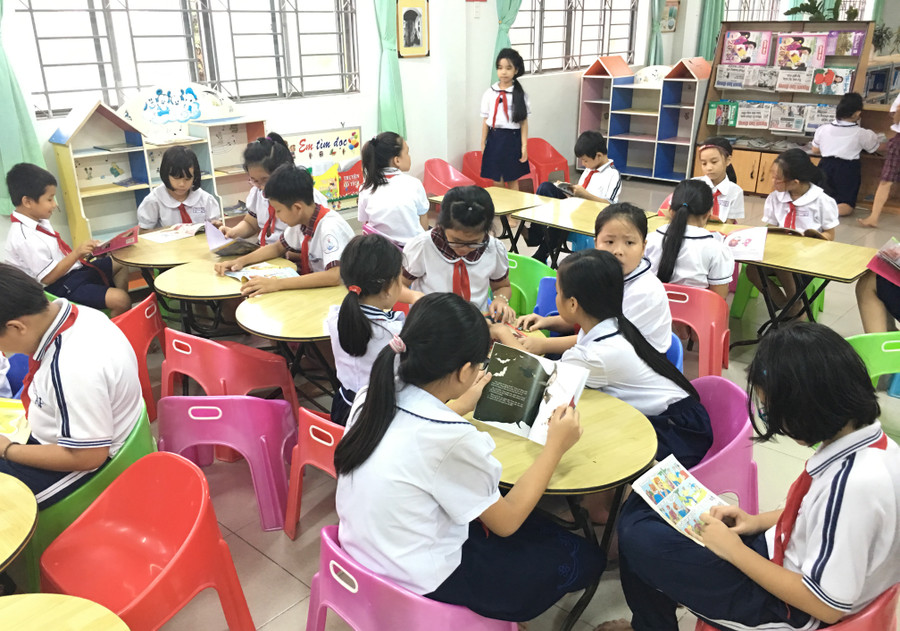 Rất nhiều học sinh của trường An Phong là con em hộ lao động nghèo, thiếu thốn rất nhiều phương tiện học tập, vui chơi giải trí tại nhà. Do vậy mà thư viện trường với nhiều sách truyện, các trò chơi hấp dẫn đã trở thành điểm đến yêu thích của các em Rất nhiều học sinh của trường An Phong là con em hộ lao động nghèo, thiếu thốn rất nhiều phương tiện học tập, vui chơi giải trí tại nhà. Do vậy mà thư viện trường với nhiều sách truyện, các trò chơi hấp dẫn đã trở thành điểm đến yêu thích của các em