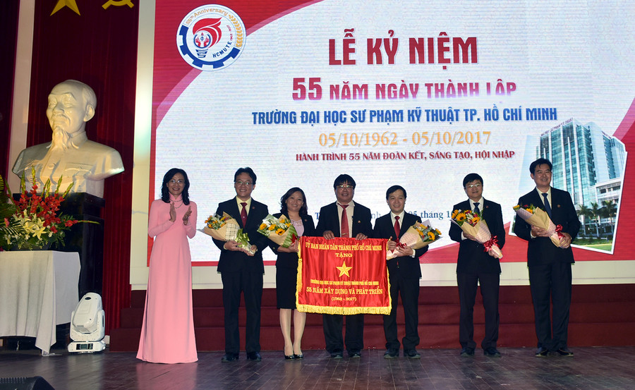 Phó Chủ tịch UBND TPHCM Nguyễn Thị Thu trao cờ truyền thống của UBND TPHCM cho tập thể HCMUTE Phó Chủ tịch UBND TPHCM Nguyễn Thị Thu trao cờ truyền thống của UBND TPHCM cho tập thể HCMUTE