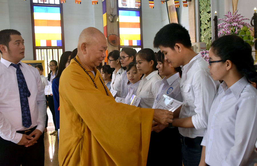 Thượng tọa Thích Đồng Bổn trao giấy chứng nhận học bổng cho các SV Thượng tọa Thích Đồng Bổn trao giấy chứng nhận học bổng cho các SV