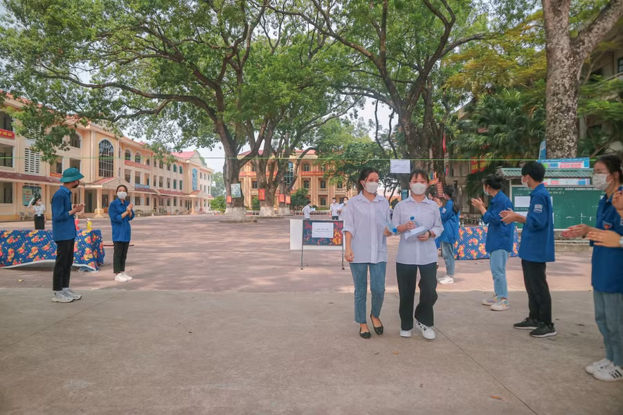 Các thí sinh được các bạn tình nguyện chúc mừng sau ngày thi đầu tiên.