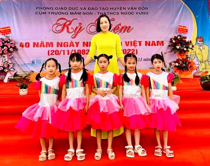 Cô Tô Thị Kiều Linh bên học sinh thân yêu.