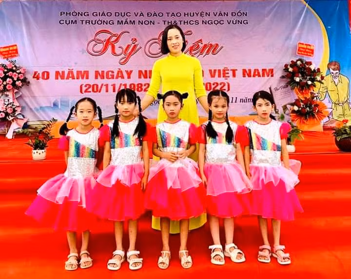 Cô Tô Thị Kiều Linh bên học sinh thân yêu.