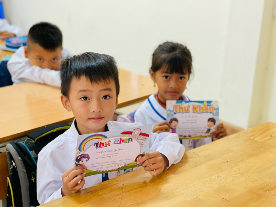 Học sinh được cô Hương khen.