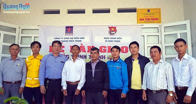 Cán bộ PGS miền Trung tặng nhà tình nghĩa tới gia đình thương binh Đỗ Văn Châu tại thôn Tuyết Diêm 2