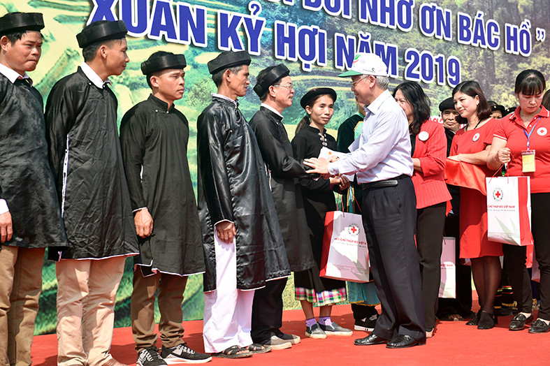 Nhân dịp này, Tổng Bí thư, Chủ tịch Nước Nguyễn Phú Trọng, Chủ tịch danh dự Hội Chữ thập đỏ Việt Nam, đã tặng 200 suất quà cho đồng bào các dân tộc tỉnh Yên Bái. - Ảnh: VGP/Nhật Bắc Nhân dịp này, Tổng Bí thư, Chủ tịch Nước Nguyễn Phú Trọng, Chủ tịch danh dự Hội Chữ thập đỏ Việt Nam, đã tặng 200 suất quà cho đồng bào các dân tộc tỉnh Yên Bái. - Ảnh: VGP/Nhật Bắc