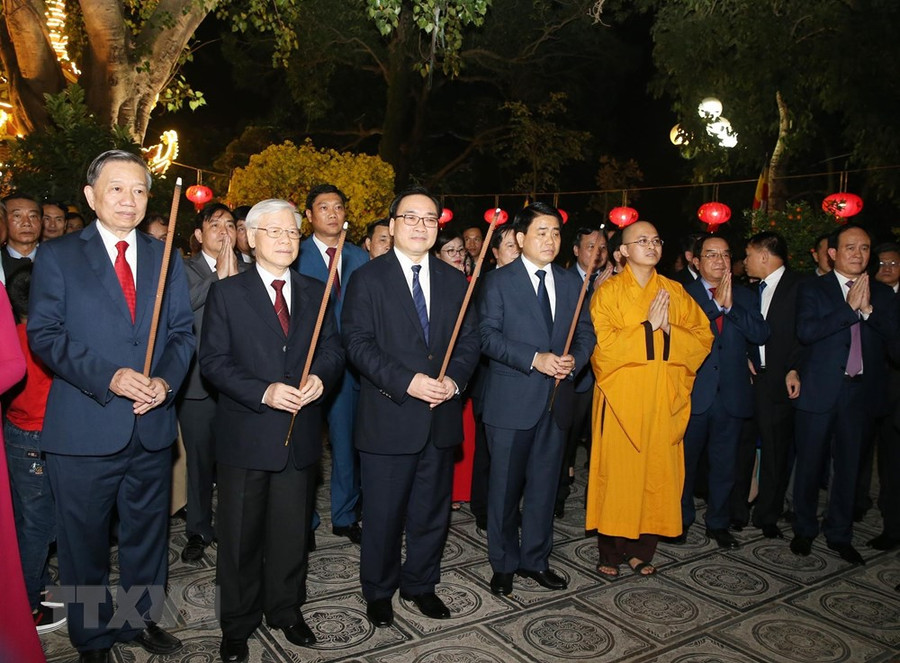 Tổng Bí thư, Chủ tịch nước Nguyễn Phú Trọng dâng hương tại chùa Trấn Quốc