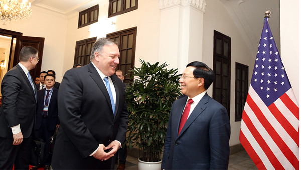 Phó Thủ tướng, Bộ trưởng Ngoại giao Phạm Bình Minh và Ngoại trưởng Hoa Kỳ Michael Pompeo trò chuyện. Ảnh: VGP