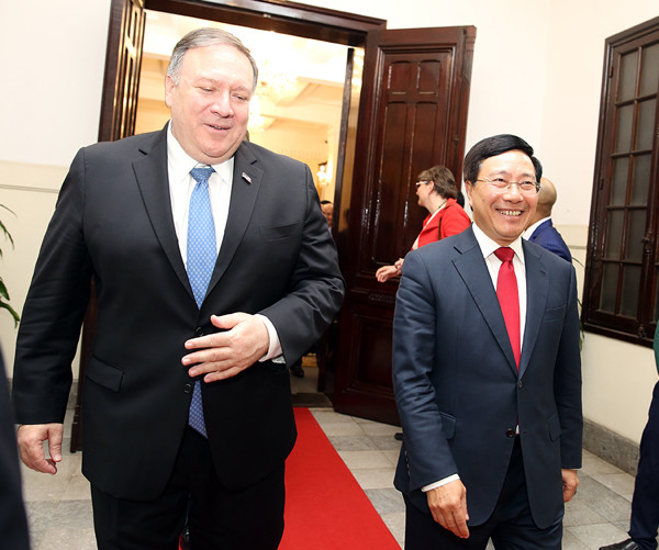 Hai Ngoại trưởng rời khỏi phòng sau khi kết thúc hội đàm thành công. Ảnh: VGP