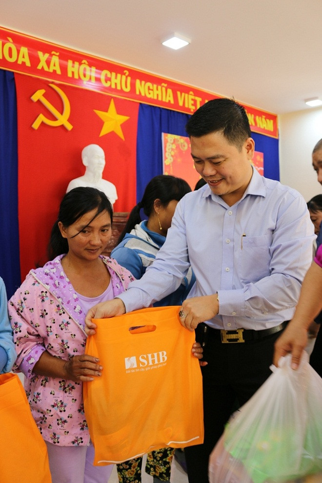 Chị Mang Thị Thơm – người dân đồng bào Raglai – vui mừng trước sự quan tâm và động viên của SHB tới gia đình chị cũng như các bà con có hoàn cảnh khó khăn tại xã Suối Cát, tỉnh Khánh Hòa.