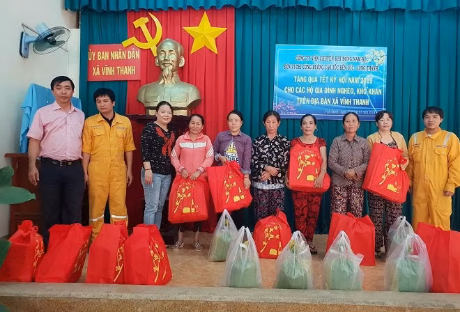 Đại diện Công ty Vận chuyển Khí Đông Nam bộ thực hiện chương trình Chúc Xuân 2019 tại huyện Nhơn Trạch Đồng Nai