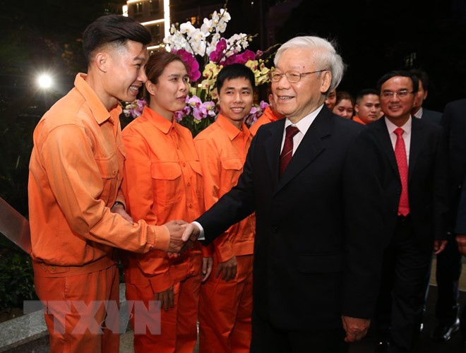 Tổng Bí thư, Chủ tịch nước Nguyễn Phú Trọng với cán bộ, công nhân Tập đoàn Điện lực Việt Nam.