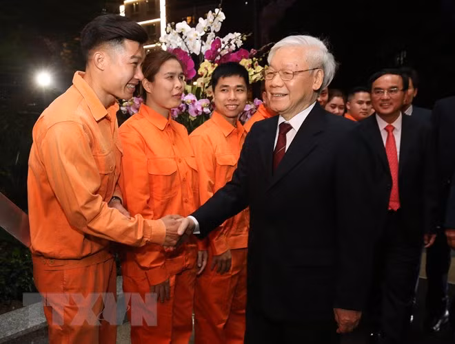 Tổng Bí thư, Chủ tịch nước Nguyễn Phú Trọng với cán bộ, công nhân Tập đoàn Điện lực Việt Nam.