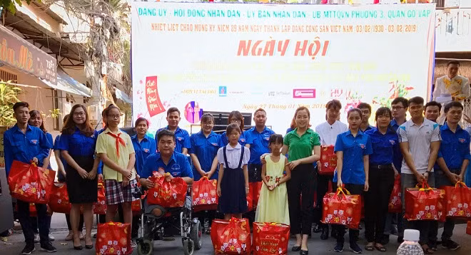 Cán bộ PVGas South Miền Đông phối hợp tặng quà học sinh vượt khó tại quận Gò Vấp TP HCM