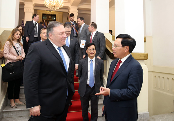 Bộ trưởng Ngoại giao Việt Nam, Ngoại trường Hoa Kỳ trao đổi thêm sau hội đàm. Ảnh: VGP