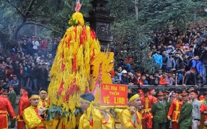 Nghi thức rước hoa tre tại hội Đền Sóc (Sóc Sơn, Hà Nội). (Ảnh: Internet). Nghi thức rước hoa tre tại hội Đền Sóc (Sóc Sơn, Hà Nội). (Ảnh: Internet).