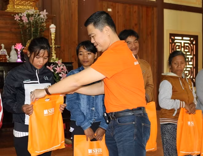 SHB luôn chia sẻ và hỗ trợ kịp thời tới các gia đình nghèo, người khuyết tật, trẻ em có hoàn cảnh khó khăn. 