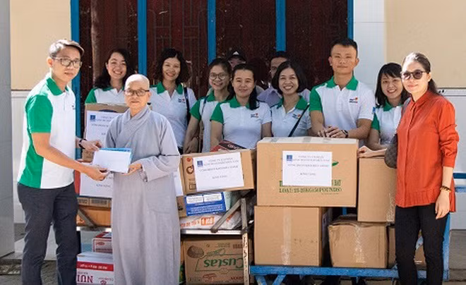 PGS thăm trung tâm nuôi trẻ mồ côi chùa Diệu Pháp