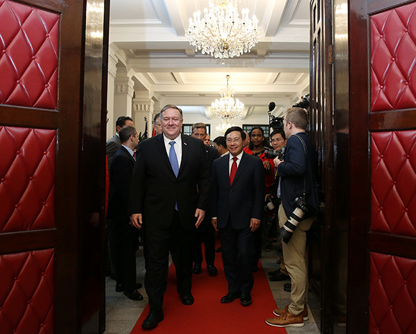 Hai Ngoại trưởng tiến vào phòng hội đàm. Ảnh: VGP