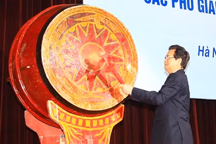 Thủ tướng Nguyễn Tấn Dũng đánh hồi trống khai giảng năm học mới