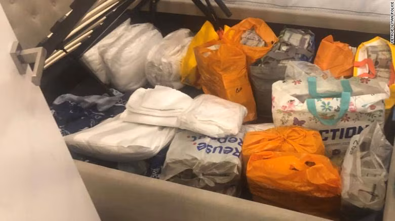 Tiền mặt được phát hiện dưới gầm giường.