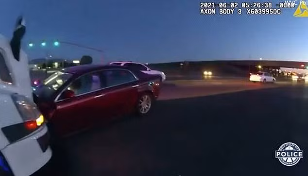 Các cảnh sát khá bất ngờ khi đến hiện trường vụ tai nạn và phát hiện người lái xe là một bé gái.