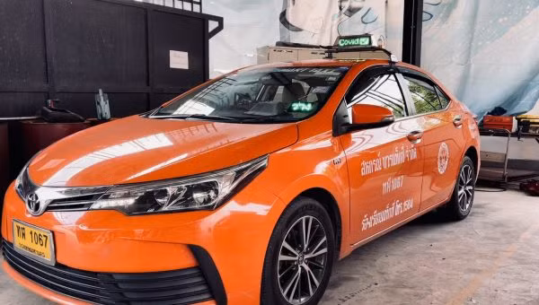 Thái Lan: Tài xế taxi được tiêm phòng đầy đủ sẽ treo biển báo “vắc-xin” trên xe ảnh 1