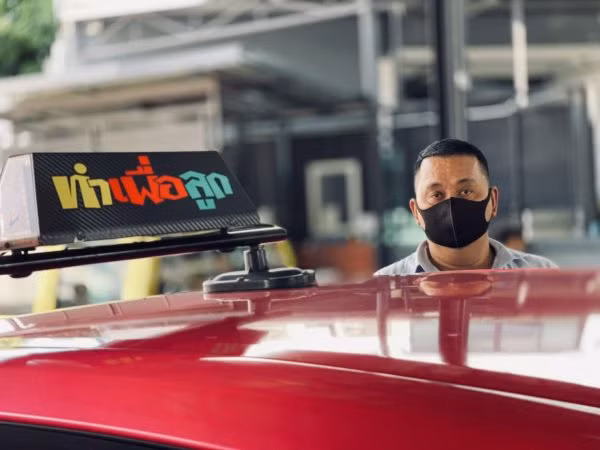  Với một tấm biển báo phát sáng màu xanh có nội dung “vắc-xin” được lắp trên đầu xe, những người lái xe taxi đã được tiêm phòng đầy đủ.