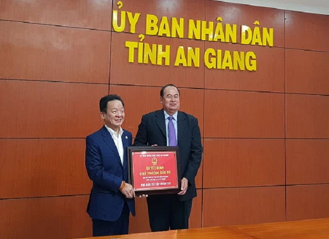 Ông Nguyễn Thanh Bình, Chủ tịch UBDN tỉnh An Giang trao quyết định chủ trương đầu tư 2 dự án khu đô thị mới cho ông Đỗ Quang Hiển, Chủ tịch HĐQT kiêm Tổng Giám đốc Tập đoàn T&T Group.