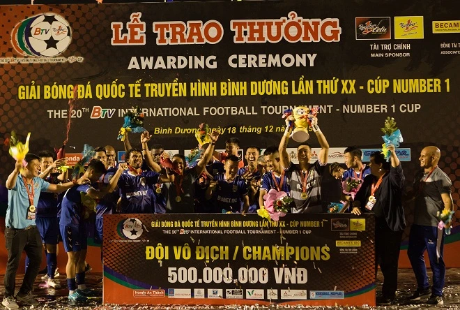 B.Bình Dương nhận chiếc cup vô địch Number 1