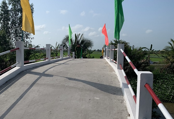 Cây cầu bê tông do tân Hiệp Phát tài trợ dài 32m, rộng 2.5m