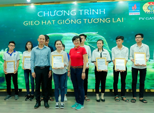 Trao tặng học bổng cho sinh viên Cà Mau vượt khó học giỏi Trao tặng học bổng cho sinh viên Cà Mau vượt khó học giỏi