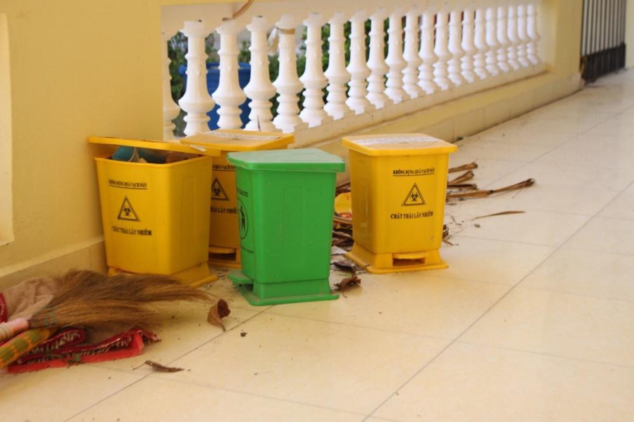 Các thùng đựng rác nằm la liệt dọc hành lang. Đây là những thùng rác khi điều trị Covid-19 còn sót lại. Ông Phạm Văn Hoài, Phó Chủ tịch UBND huyện Tiên Yên cho biết, công trình do ngành than tài trợ, mức đầu tư 3 tỷ đồng, nhưng không có các thiết bị đi kèm. Đặc biệt là không có hệ thống xử lý nước thải, chính vì vậy trạm y tế không thể hoạt động được. “Lúc đó được ngành than tài trợ. Tuy nhiên, vốn của các anh ấy yêu cầu phải quyết toán ngay. Trong khi hệ thống xử lý nước thải lại không mua được. Mà không mua được thì cũng không nghiệm thu được. Vì vậy hệ thống nước thải sau này sẽ sử dụng nguồn vốn sự nghiệp y tế để mua, nhưng thông tư mới về nguồn vốn sự nghiệp lại không cho sử dụng nên bị tắc ở chỗ này”, ông Hoài nói.