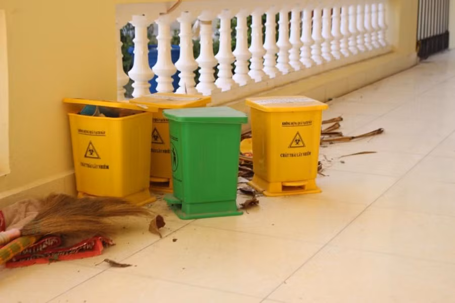 Các thùng đựng rác nằm la liệt dọc hành lang. Đây là những thùng rác khi điều trị Covid-19 còn sót lại. Ông Phạm Văn Hoài, Phó Chủ tịch UBND huyện Tiên Yên cho biết, công trình do ngành than tài trợ, mức đầu tư 3 tỷ đồng, nhưng không có các thiết bị đi kèm. Đặc biệt là không có hệ thống xử lý nước thải, chính vì vậy trạm y tế không thể hoạt động được. “Lúc đó được ngành than tài trợ. Tuy nhiên, vốn của các anh ấy yêu cầu phải quyết toán ngay. Trong khi hệ thống xử lý nước thải lại không mua được. Mà không mua được thì cũng không nghiệm thu được. Vì vậy hệ thống nước thải sau này sẽ sử dụng nguồn vốn sự nghiệp y tế để mua, nhưng thông tư mới về nguồn vốn sự nghiệp lại không cho sử dụng nên bị tắc ở chỗ này”, ông Hoài nói.