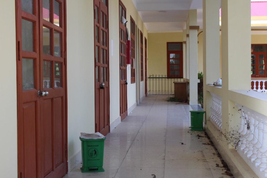 Khu vực hành lang nhếch nhác, nhiều rác thải. Một người dân cho biết, Trạm Y tế xã Đông Ngũ được xây dựng trên nền đất của trường tiểu học. “Trước đây là trường tiểu học có 3 đến 4 phòng học. Trường học là dãy nhà cấp 4 còn rất mới, nhưng không hiểu vì sao lại bị phá đi để xây trạm y tế. Khi trạm y tế này xây xong và làm nơi cách ly F0 được vài tháng, sau đó không sử dụng nữa, gây lãng phí”, người này nói.