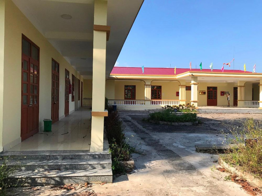 Tuy nhiên, từ đầu năm 2022, khi tình hình dịch Covid-19 đã ổn định, Trạm Y tế xã Đông Ngũ bị bỏ hoang và không hoạt động từ đó cho đến nay. Xung quanh trạm y tế này trở nên nhếch nhác, cỏ mọc um tùm.