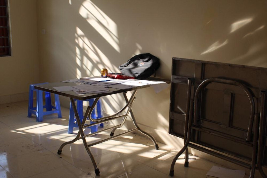 Phòng này còn sót lại bộ bàn ghế với đống giấy tờ nằm la liệt trên bàn.