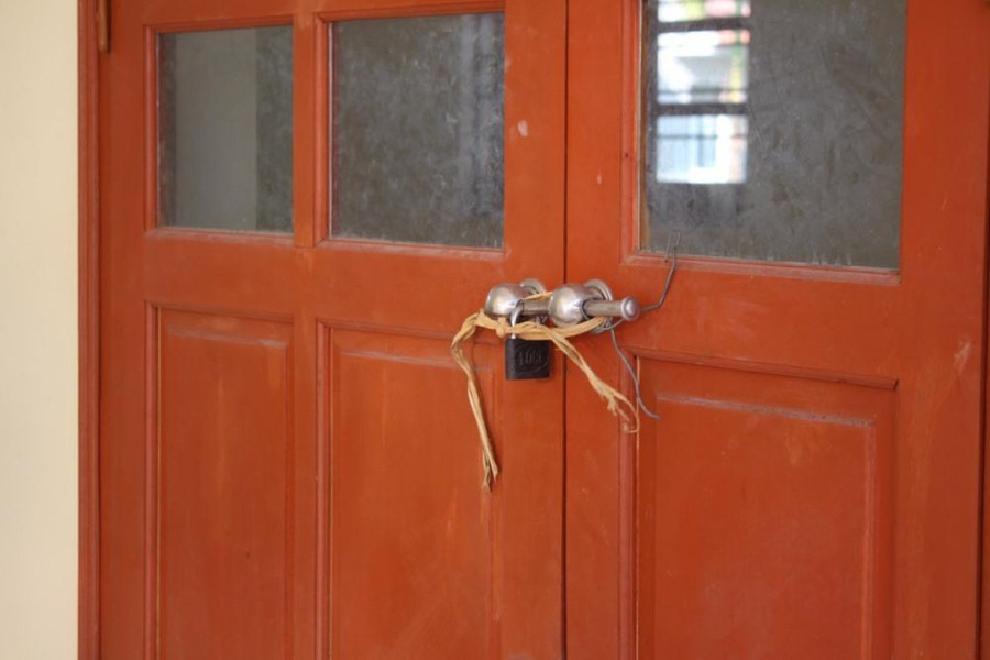 Các cửa phòng được khóa lại, một số phòng được khóa tạm bợ. Theo ông Hoài, Trạm Y tế xã Đông Ngũ chưa bàn giao được về cho ngành y tế vì không có hệ thống xử lý nước thải. Hiện tại đang giao cho UBND xã Đông Ngũ quản lý. Công trình này cũng đã được đưa vào danh mục để đề xuất với Sở Y tế. “Chúng tôi đề xuất với Sở Y tế để đầu tư hệ thống xử lý nước thải. Sau khi lắp xong hệ thống xử lý nước thải sẽ chuyển trạm y tế hiện tại của xã nằm cạnh quốc lộ 18 về đây. Và mặt bằng đó sẽ bàn giao lại cho địa phương để xây mới trụ sở công an xã”, ông Hoài nói.