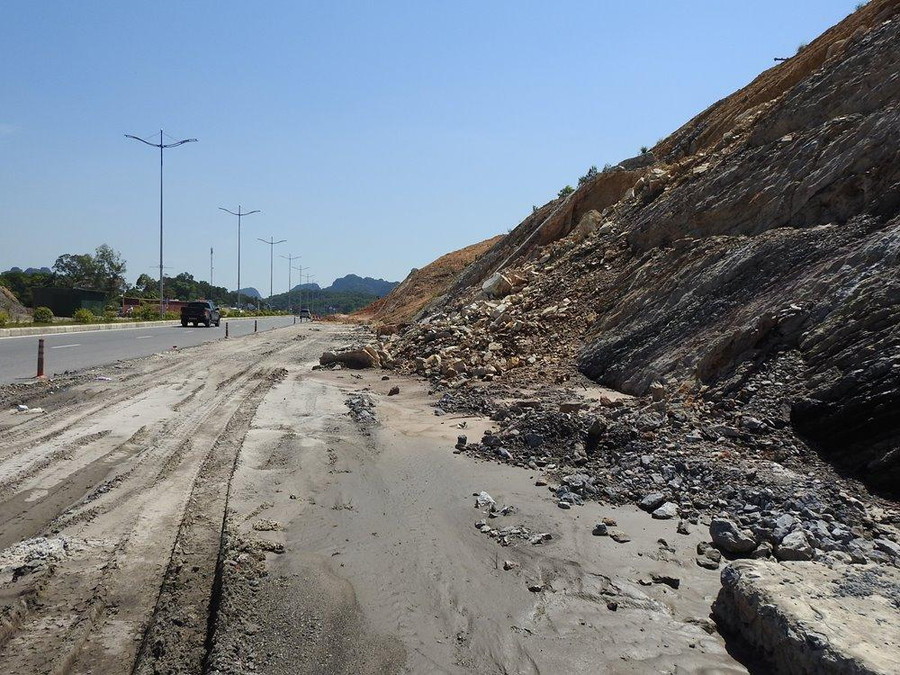 Tại địa phận TP Hạ Long cũng có một số điểm chưa được thi công hệ thống taluy, khiến khu vực này thường xuyên bị sạt lở mỗi khi có mưa lớn. Tại địa phận TP Hạ Long cũng có một số điểm chưa được thi công hệ thống taluy, khiến khu vực này thường xuyên bị sạt lở mỗi khi có mưa lớn.