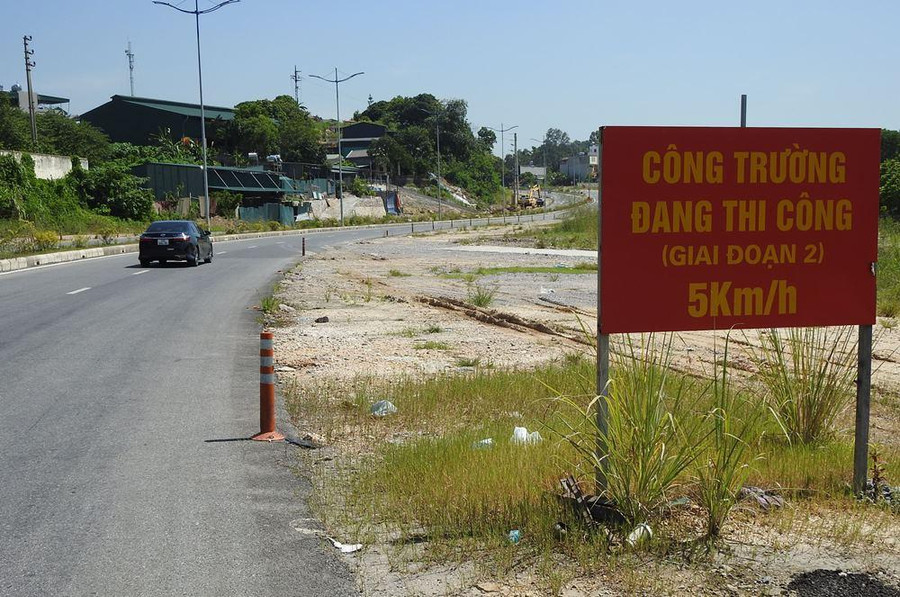 Nhiều biển cảnh báo công trường thi công giai đoạn 2 được cắm gần một năm nay, nhưng thực tế việc thi công không được triển khai. Nhiều biển cảnh báo công trường thi công giai đoạn 2 được cắm gần một năm nay, nhưng thực tế việc thi công không được triển khai.