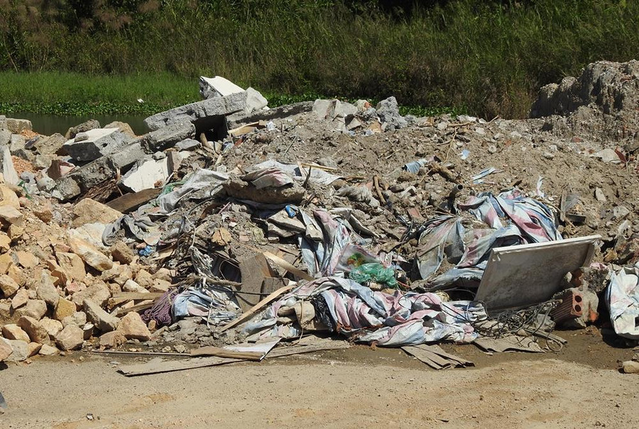 Ngoài rác thải xây dựng còn đủ các loại như túi nilon, bạt... Ngoài rác thải xây dựng còn đủ các loại như túi nilon, bạt...