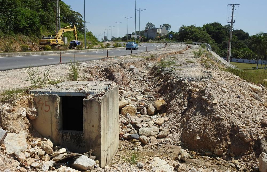 Do không có hệ thống thoát nước, mỗi khi mưa lớn mặt đường của làn bên cạnh chờ thi công bị xói mòn thành rãnh. Do không có hệ thống thoát nước, mỗi khi mưa lớn mặt đường của làn bên cạnh chờ thi công bị xói mòn thành rãnh.