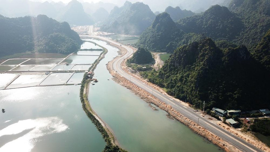 Đường bao biển Hạ Long - Cẩm Phả (Quảng Ninh) được khởi công ngày 22/8/2019, đưa vào hoạt động từ ngày 1/1/2022, có tổng chiều dài 18,7 km, thiết kế 6 làn xe, tổng mức đầu tư 2.290 tỷ đồng từ ngân sách tỉnh. Công trình đường bao biển giúp kết nối, mở rộng không gian phát triển đô thị, du lịch hai trung tâm của tỉnh Quảng Ninh là TP Hạ Long và TP Cẩm Phả, góp phần khai thác bền vững hai di sản là vịnh Hạ Long và vịnh Bái Tử Long. Bên cạnh đó, dọc tuyến có cảnh quan núi đá, rừng ngập mặn tuyệt đẹp là trải nghiệm thú vị cho người dân, du khách mỗi khi đi qua. Đường bao biển Hạ Long - Cẩm Phả (Quảng Ninh) được khởi công ngày 22/8/2019, đưa vào hoạt động từ ngày 1/1/2022, có tổng chiều dài 18,7 km, thiết kế 6 làn xe, tổng mức đầu tư 2.290 tỷ đồng từ ngân sách tỉnh. Công trình đường bao biển giúp kết nối, mở rộng không gian phát triển đô thị, du lịch hai trung tâm của tỉnh Quảng Ninh là TP Hạ Long và TP Cẩm Phả, góp phần khai thác bền vững hai di sản là vịnh Hạ Long và vịnh Bái Tử Long. Bên cạnh đó, dọc tuyến có cảnh quan núi đá, rừng ngập mặn tuyệt đẹp là trải nghiệm thú vị cho người dân, du khách mỗi khi đi qua.