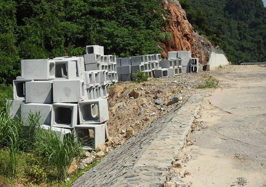 Cống hộp được tập kết bên vệ đường chờ thi công. Cống hộp được tập kết bên vệ đường chờ thi công.