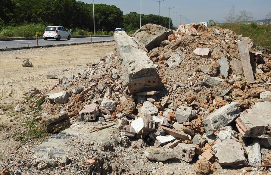 Dọc tuyến đường bao biển Hạ Long - Cẩm Phả có hàng chục điểm bị đổ trộm chất thải xây dựng. Có những điểm kéo dài gần trăm mét. Tình trạng này diễn ra đã nhiều tháng nay. Dọc tuyến đường bao biển Hạ Long - Cẩm Phả có hàng chục điểm bị đổ trộm chất thải xây dựng. Có những điểm kéo dài gần trăm mét. Tình trạng này diễn ra đã nhiều tháng nay.