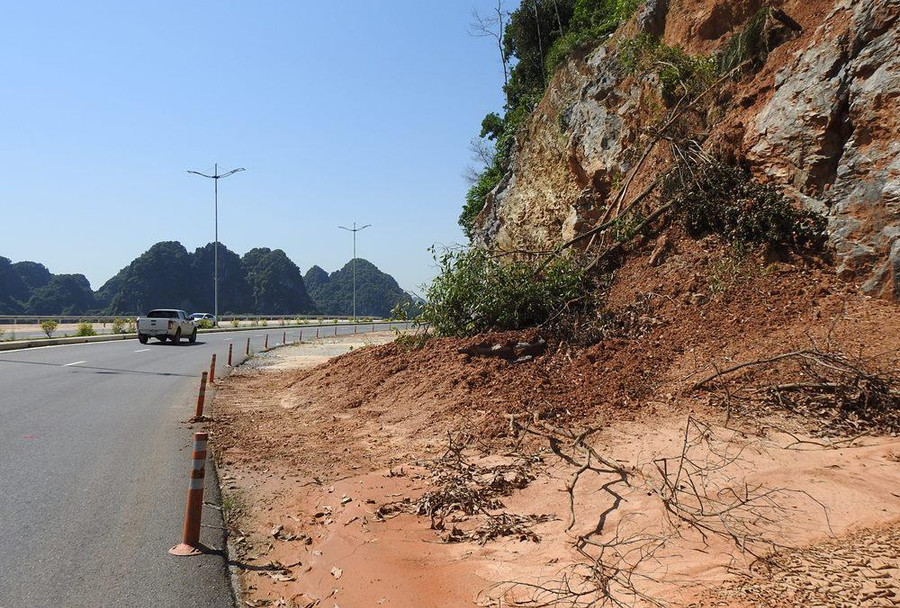 Một đoạn ở phía TP Cẩm Phả, gần đường hầm xuyên núi có nguy cơ sạt lở. Một đoạn ở phía TP Cẩm Phả, gần đường hầm xuyên núi có nguy cơ sạt lở.
