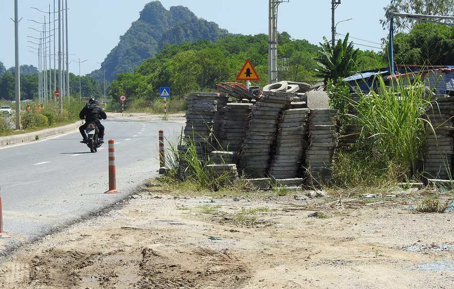 Vật liệu xây dựng được tập kết nằm ngổn ngang chờ thi công. Vật liệu xây dựng được tập kết nằm ngổn ngang chờ thi công.