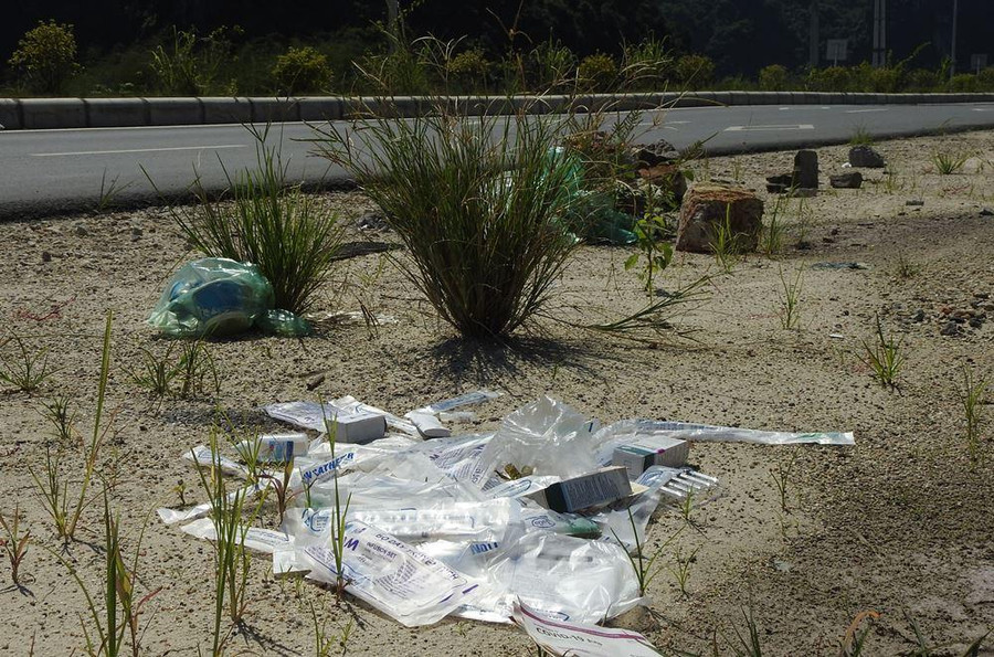 Và cả rác thải y tế như kim tiêm. Phần lớn khu vực bị đổ trộm nằm phía TP Hạ Long. Ông Nguyễn Duy Kiên, Phó Giám đốc Ban quản lý dự án đầu tư xây dựng các công trình giao thông tỉnh Quảng Ninh cho biết, dự án đã hoàn thành các hạng mục chính của giai đoạn 1 và đang hoàn thiện thủ tục để bàn giao tuyến đường đưa vào sử dụng chính thức. Đối với giai đoạn 2 của dự án gồm các hạng mục như 2 làn đường còn lại, vỉa hè, cây xanh… sẽ do UBND TP Cẩm Phả và TP Hạ Long tiếp tục đầu tư. Đối với tình trạng đổ đất đá thải xây dựng, Ban Quản lý dự án đầu tư xây dựng các công trình giao thông tỉnh đã có văn bản yêu cầu chính quyền TP Hạ Long và TP Cẩm Phả tăng cường kiểm tra, xử lý. Và cả rác thải y tế như kim tiêm. Phần lớn khu vực bị đổ trộm nằm phía TP Hạ Long. Ông Nguyễn Duy Kiên, Phó Giám đốc Ban quản lý dự án đầu tư xây dựng các công trình giao thông tỉnh Quảng Ninh cho biết, dự án đã hoàn thành các hạng mục chính của giai đoạn 1 và đang hoàn thiện thủ tục để bàn giao tuyến đường đưa vào sử dụng chính thức. Đối với giai đoạn 2 của dự án gồm các hạng mục như 2 làn đường còn lại, vỉa hè, cây xanh… sẽ do UBND TP Cẩm Phả và TP Hạ Long tiếp tục đầu tư. Đối với tình trạng đổ đất đá thải xây dựng, Ban Quản lý dự án đầu tư xây dựng các công trình giao thông tỉnh đã có văn bản yêu cầu chính quyền TP Hạ Long và TP Cẩm Phả tăng cường kiểm tra, xử lý.