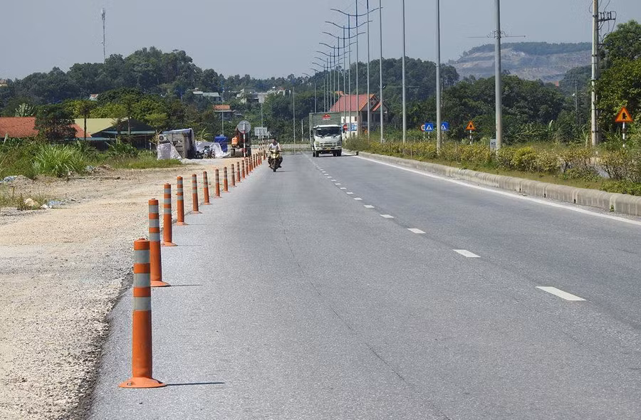 Tuy nhiên, sau khi khánh thành giai đoạn 1 ngày 1/1/2022 và đưa tuyến đường này vào sử dụng gồm 4 làn xe. Đến nay, giai đoạn 2 còn 2 làn đường, hệ thống vỉa hè, cây xanh, cống thoát nước chưa được đầu tư.